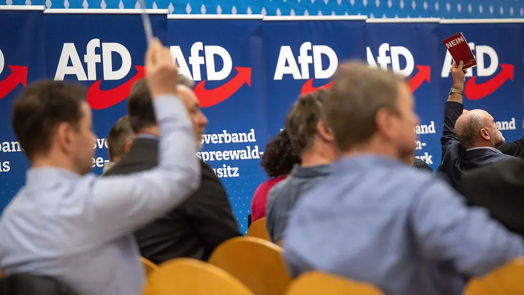 Teilnehmer-des-Landesparteitags-AfD-Brandenburg-Die-AfD-in-Brandenburg-wird-vom-Verfassungsschutz-als-rechtsextremistischer-Verdachtsfall-eingestuft-Archivbild