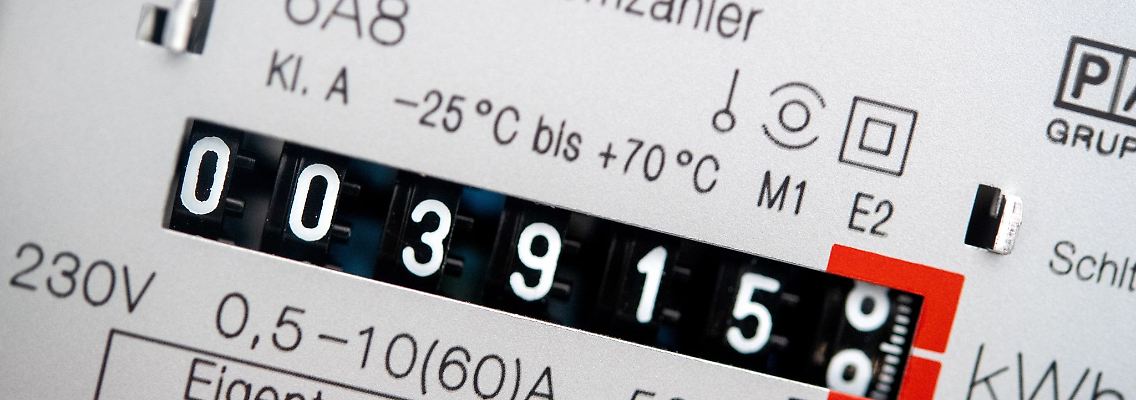 Ein Wechselstromzähler zeigt den aktuellen Zählerstand in Kilowattstunden in einem Haushalt an.