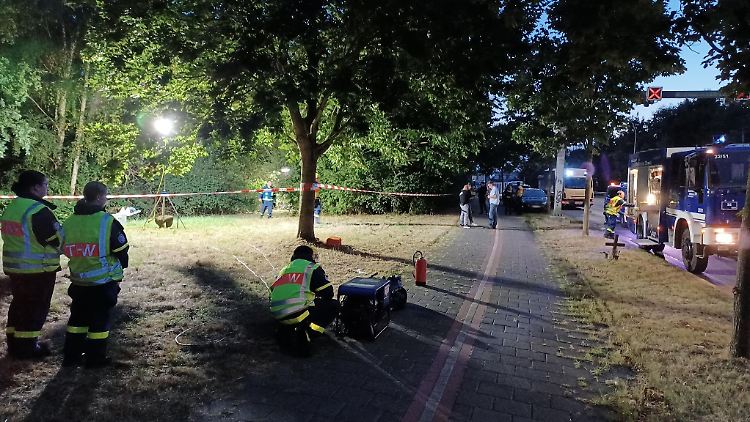 Polizisten sicherten am Fundort Spuren. 