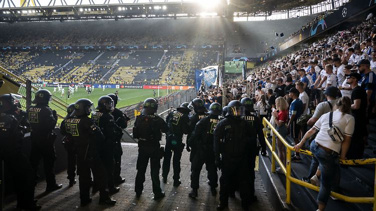 Polizisten stehen im Gästeblock im Signal Iduna Park in Dortmund bei den Fans aus Kopenhagen.