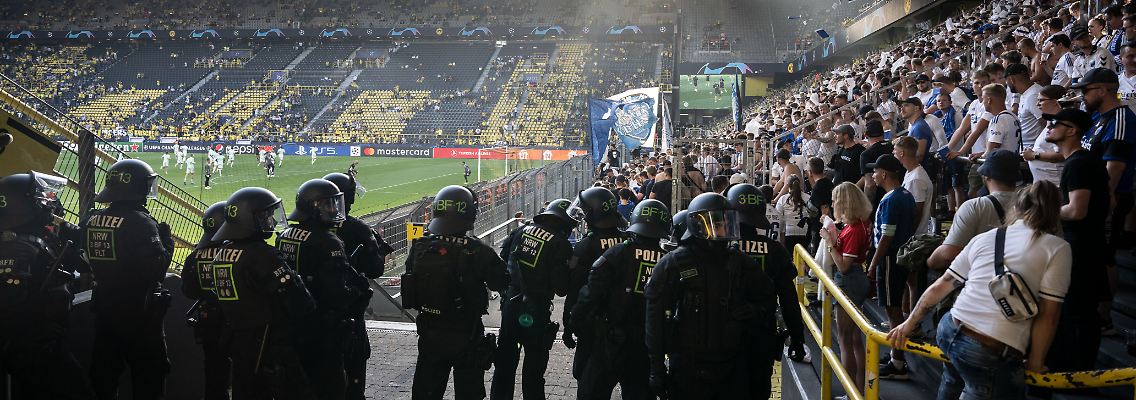 Polizisten stehen vor dem Gästeblock in Dortmund bei den Fans aus Kopenhagen.