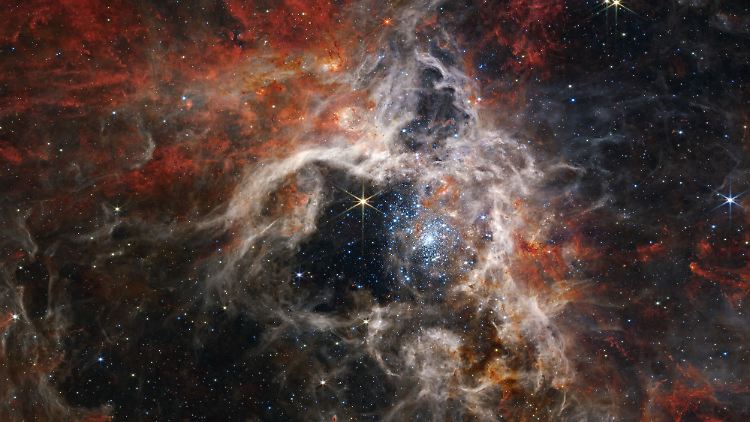 Tausende von noch nie gesehenen jungen Sternen in der Weltraumregion 30 Doradus, aufgenommen mit dem "James Webb"-Weltraumteleskop der NASA.