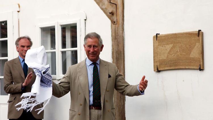 Prinz Charles 2009 bei einem Besuch in Saschiz.  