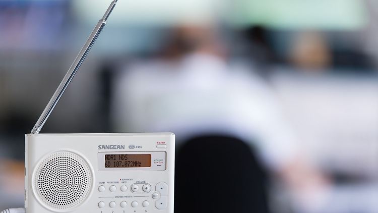 Der Anstieg der Empfänger mit DAB+ oder Internet-Radio wird unter anderem durch die Digitalradiopflicht im Auto begünstigt. Klassisches UKW wird aber weiter am häufigsten genutzt.