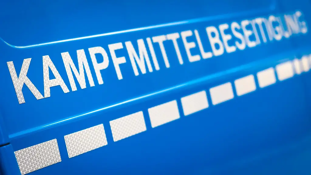Der-Schriftzug-Kampfmittelbeseitigung-ist-an-einem-Einsatzfahrzeug-vom-Kampfmittelbeseitigungsdienst-KBD-Niedersachsen-zu-lesen