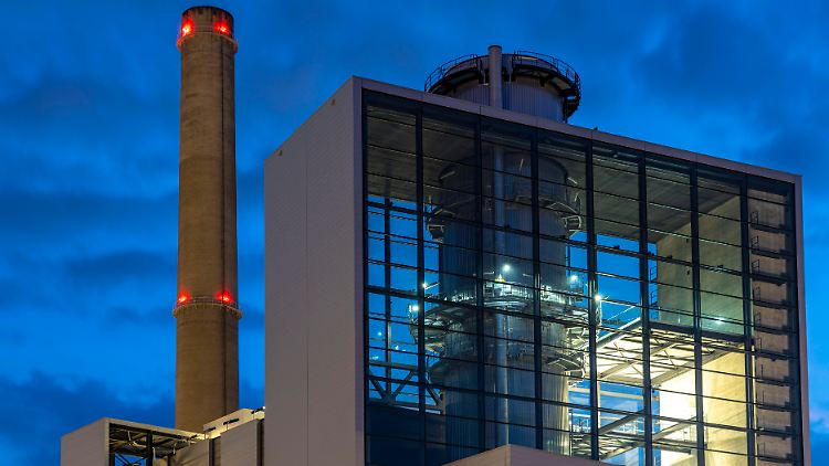 Die meisten Gaskraftwerke in Deutschland - wie das im Hafen von Düsseldorf - erzeugen nicht nur Strom, sondern auch Fernwärme.