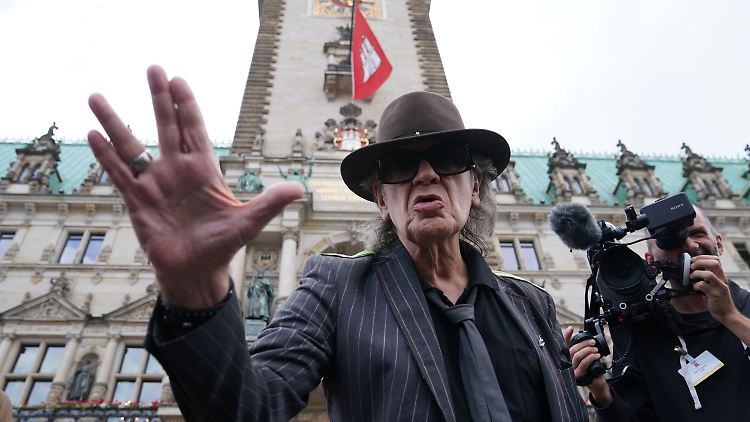 Neben seinen musikalischen Leistungen würdigte Bürgermeister Tschentscher Lindenbergs Bemühen um die innerdeutsche Verständigung und sein Engagement gegen Gewalt, Rechtsextremismus und Diskriminierung.