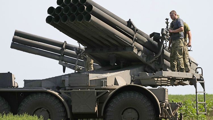 Ukrainische Soldaten auf einem Mehrfachraketenwerfer in der Region Charkiw.