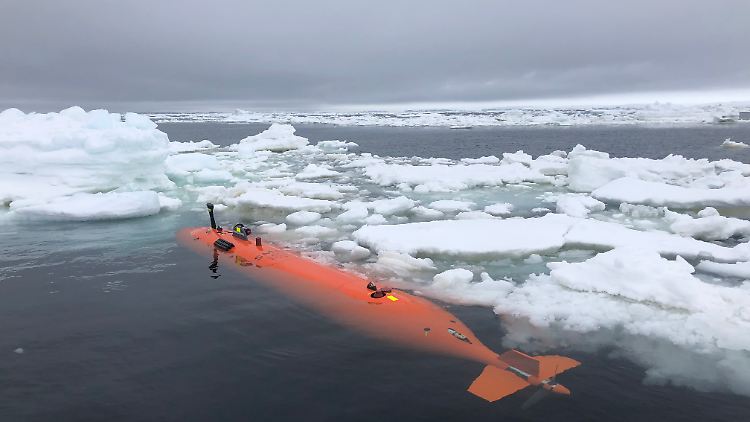 "Rán", ein autonomes Unterwasserfahrzeug von Kongsberg HUGIN, im Meereis vor dem Thwaites-Gletscher nach einer 20-stündigen Mission zur Kartierung des Meeresbodens. 
