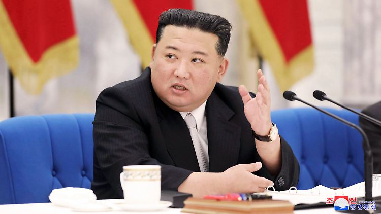 Kim Jong Un muss in den von Taifun Hinnamnor verwüsteten Gegenden den Wiederaufbau organisieren.