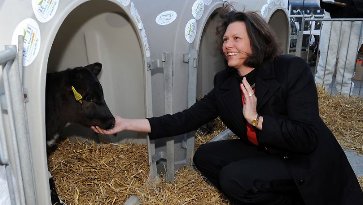 Die Ministerin macht vor, wie es geht: Handverlesenes Futter, liebevoll gereicht.