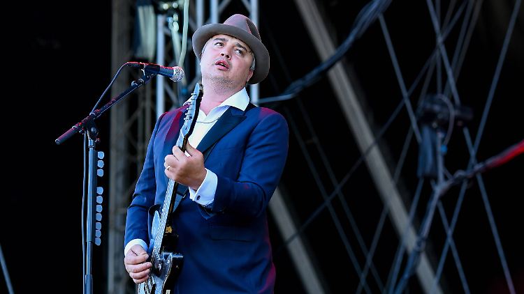 So kennen die meisten Pete Doherty: mit der Gitarre auf der Bühne statt dem Pinsel in der Hand.