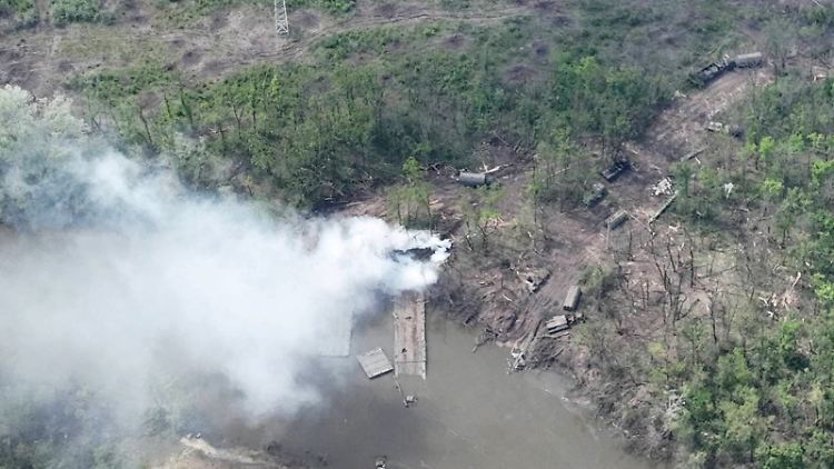 Archivbild: Zerstörte, provisorische Brücke über den Siwerskyj Donez Fluss im Osten der Ukraine