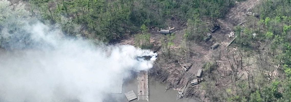 Archivbild: Zerstörte, provisorische Brücke über den Siwerskyj Donez Fluss im Osten der Ukraine
