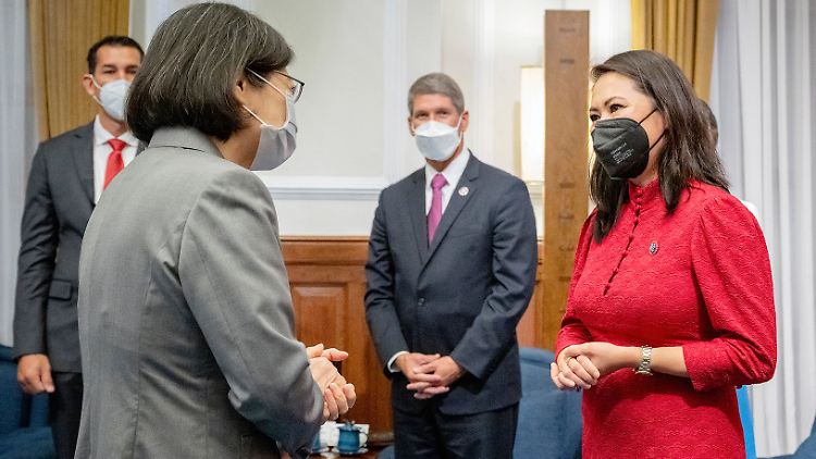 Die US-Kongressabgeordnete Stephanie Murphy (r.) trifft Taiwans Präsidentin Tsai Ing-wen.
