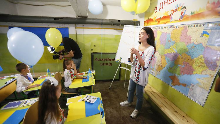 Der "Tag des Wissens" in einem Luftschutzkeller in Odessa. Die Kinder sind aus anderen Gegenden in der Ukraine in die Schwarzmeerstadt geflohen.