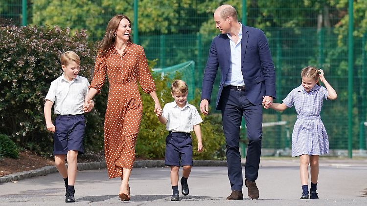 Hand in Hand trat die Familie den Schulweg an.