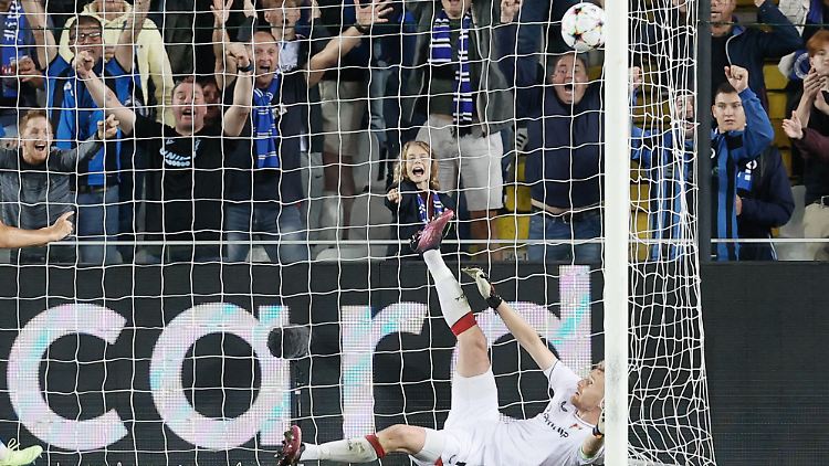 Lukas Hradecky liegt auf dem Boden und hinter der Linie. Den Ball tritt er frustriert in die Maschen. Wenn schon so ein dämliches Tor, dann soll das Netz auch zappeln.