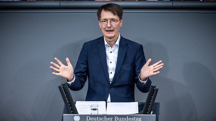 Lauterbach hob als Schwerpunkte unter anderem Neuregelungen zur Entlastung von Pflegekräften hervor. 