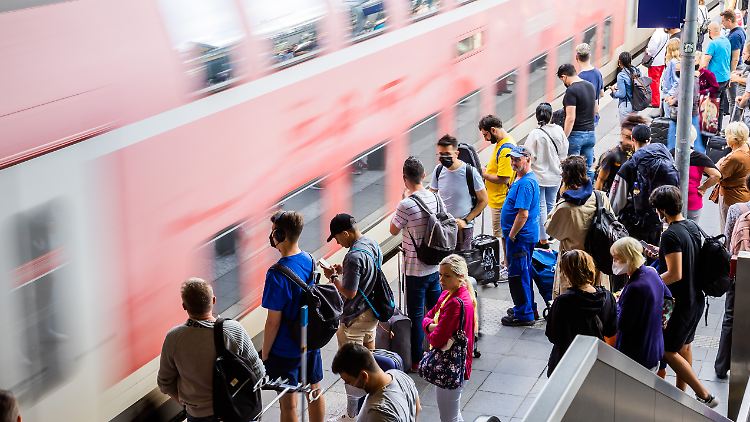 Nach den Plänen des Bundes soll es einen Nachfolger des 9-Euro-Tickets geben.. 