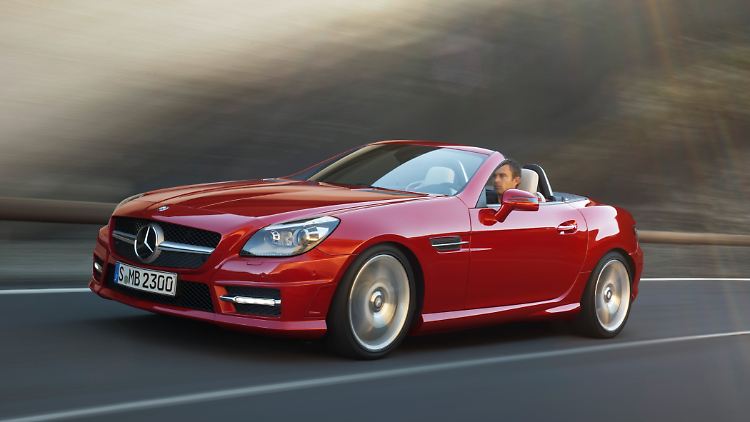 Klassisch: Mit langer Haube und weit nach hinten versetzter Kabine zeigt sich auch der neue SLK als typischer Roadster.