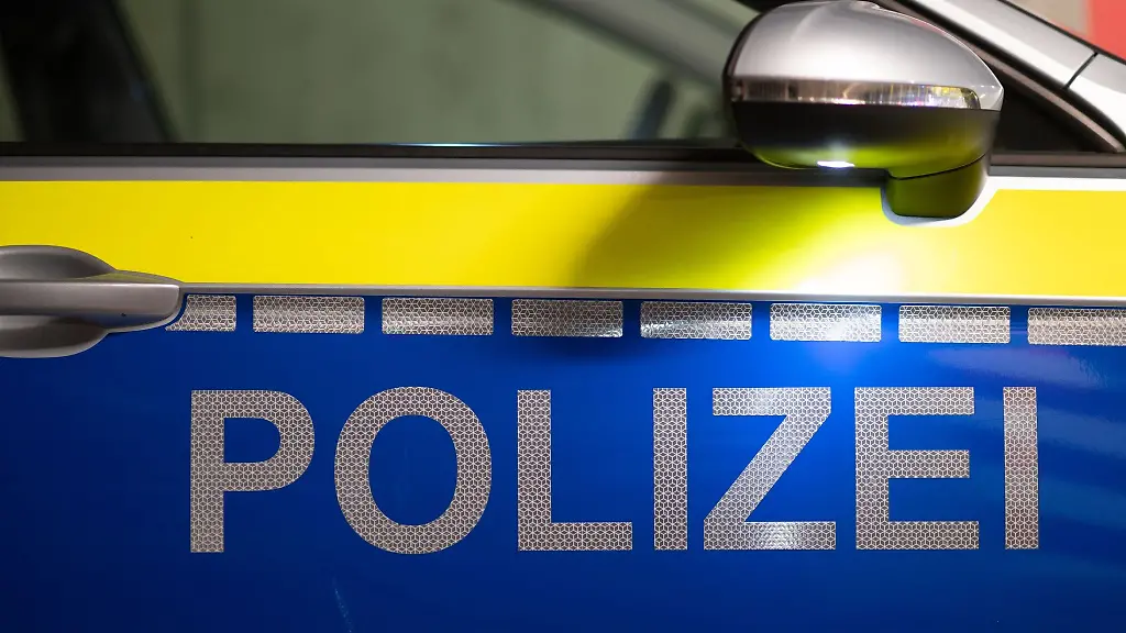 Polizei-ist-auf-der-Tuer-eines-Polizeiautos-zu-lesen