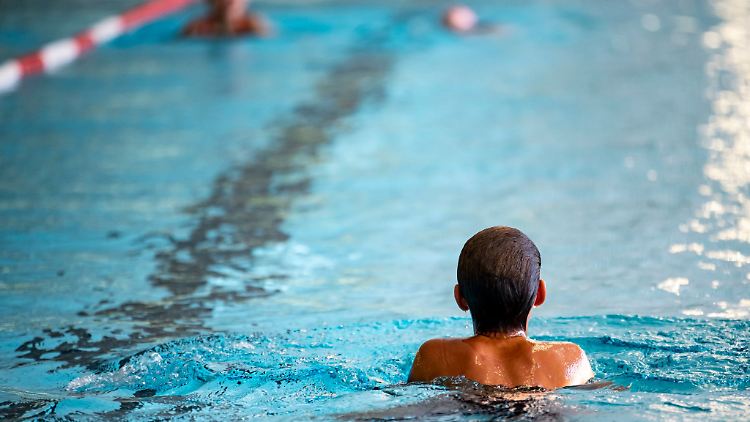 Kinder frieren in kälterem Wasser schneller als Erwachsene.