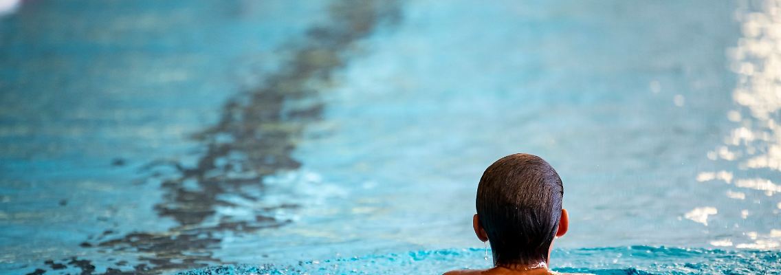 Ein Kind schwimmt im Stadtbad Märkisches Viertel.