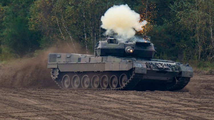 Ein Kampfpanzer vom Typ "Leopard 2A7" auf dem Bundeswehrübungsplatz in Munster.