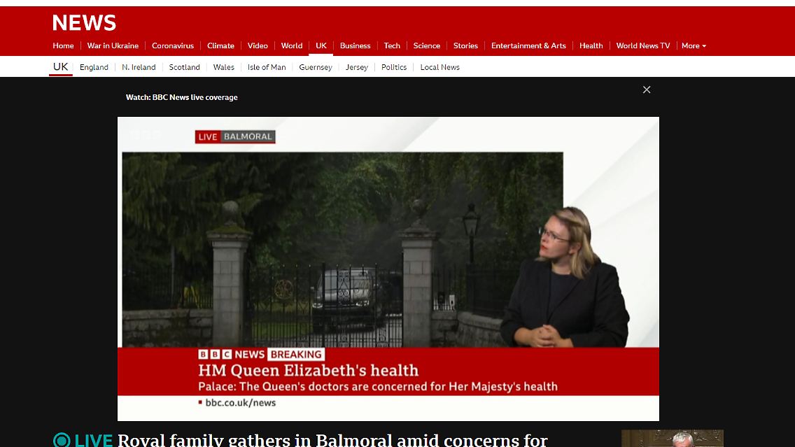 Während der Live-Berichterstattung der BBC trägt hier eine Gebärdensprachen-Dolmetscherin schwarze Kleidung.