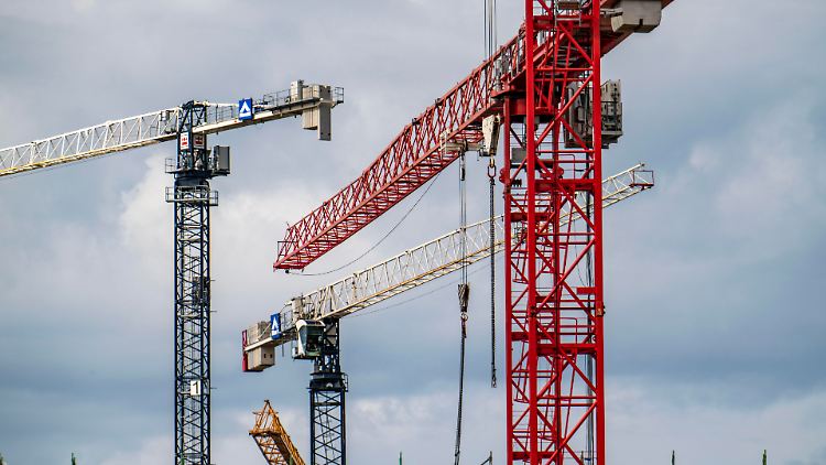 In diesem Jahr sollte nach Ansicht von Ökonomen die Wirtschaftsleistung noch zulegen - 2023 allerdings reicht es nicht zu einem Plus.