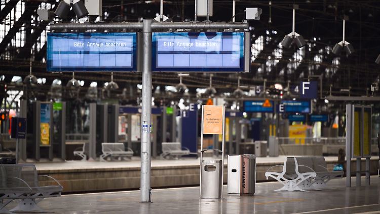 Menschenleere Bahnsteige in Köln.