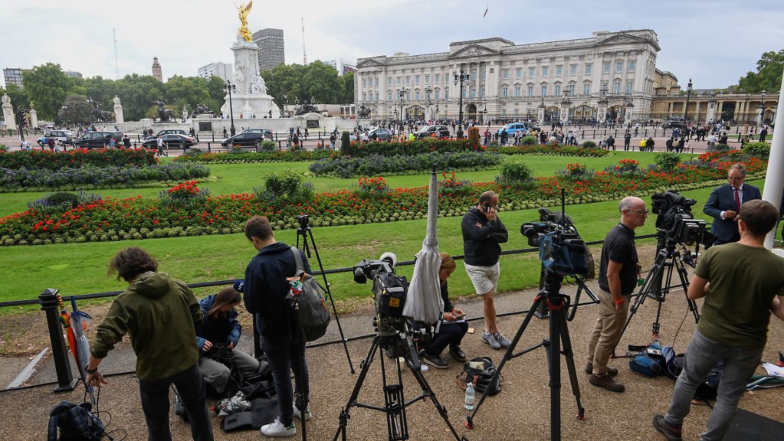 Vor dem Amtssitz der Queen in London haben sich zahlreiche Medien versammelt, obwohl die Monarchin sich auf ihrem Landsitz in Schottland befindet.