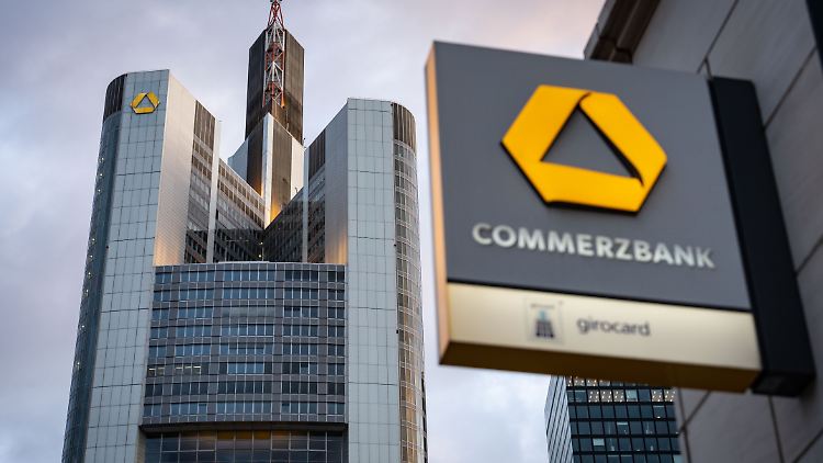Die Commerzbank setzt derzeit ein straffes Sparprogramm um.