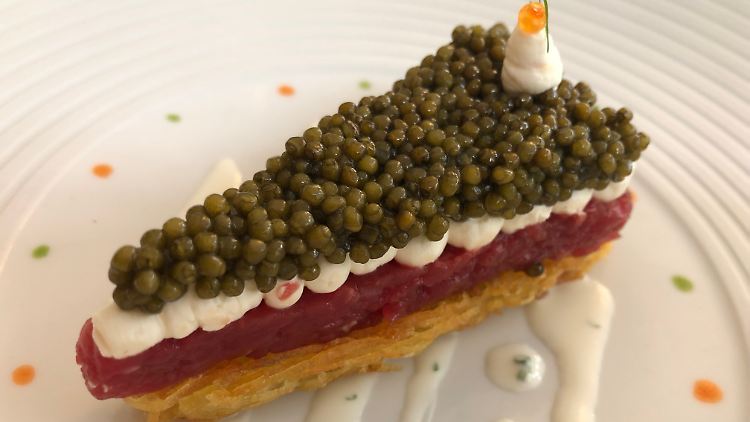 Kleine Torte mal anders - und der Chef-Moderator bekommt einen Heulkrampf. Vor Glück!