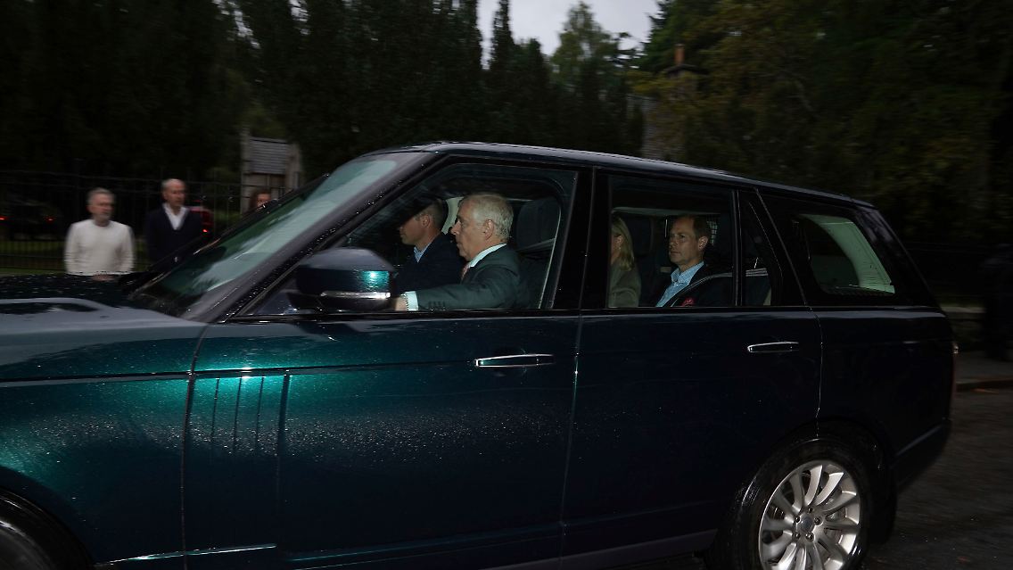Prinz William am Steuer, Andrew sitzt neben ihm, Edward mit seiner Frau Sophie im Fond des Range Rovers.