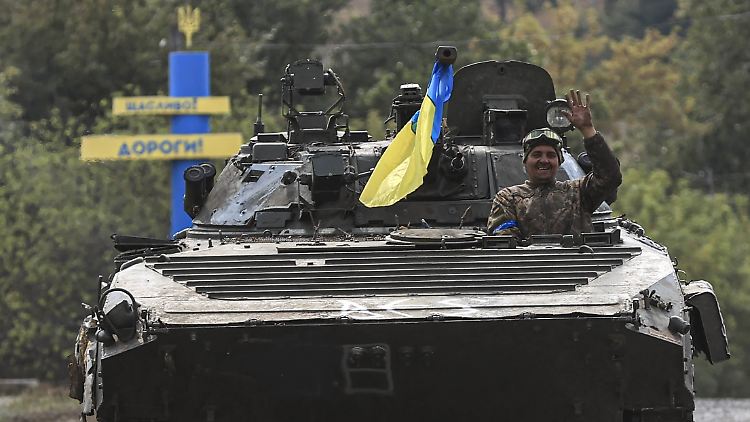 Ukrainische Truppen fahren in einem gepanzerten Fahrzeug durch die Region Charkiw. 