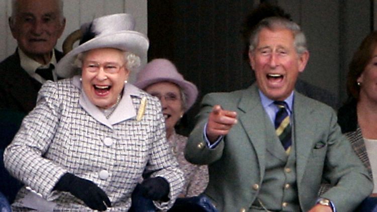 Elizabeth II. freut sich ausgelassen mit ihrem Sohn Charles bei einer Sportveranstaltung in Schottland im Jahr 2006.