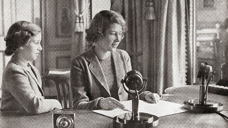 Die junge Prinzessin Elizabeth (r.) und ihre noch jüngere Schwester, Prinzessin Margaret, im Jahr 1940 bei einer Radio-Übertragung, die sich in Kriegszeiten speziell an Kinder richtete.