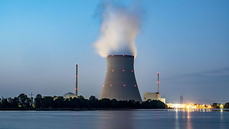 Blick auf das Atomkraftwerk Isar 2, das noch in Betrieb ist.