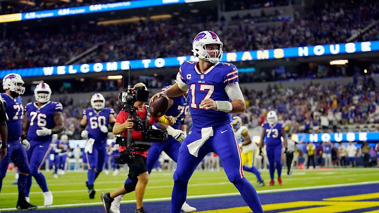 Josh Allen von den Buffalo Bills steht in der Endzone nach einem Touchdown. Eine Kamera hält auf ihn. Die größte Show der Sport-Welt ist zurück. 