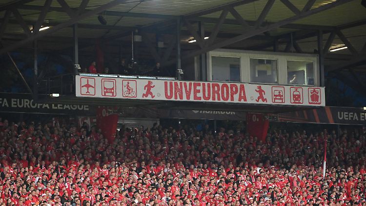 Die Zuschauer auf den Tribünen der Alten Försterei. 