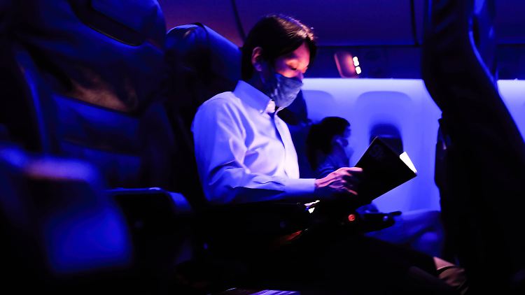 Ob man Maske im Flugzeug trägt oder nicht, ist nun jedem selbst überlassen. Aerosolforscher Gerhard Scheuch meint: "Wer ängstlich ist und wer sich wirklich gut schützen will, der ist gut beraten mit einer Maske."
