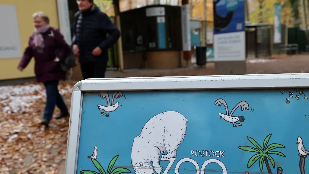 Ein-Aufsteller-mit-dem-Logo-des-Zoos-Rostock-steht-am-Haupteingang