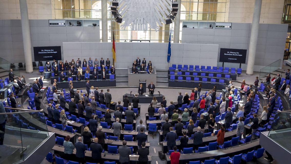 Die Flaggen des Bundestages wurden auf halbmast gesetzt.