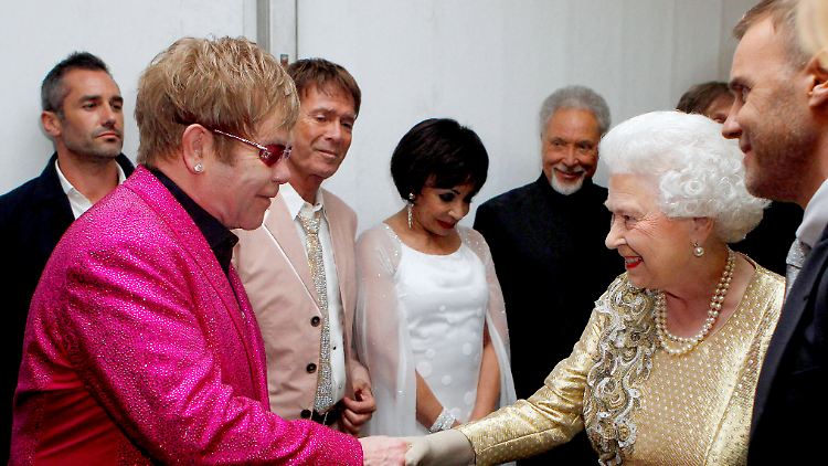 Zwei, die sich mochten: Elton John und die Queen im Jahr 2012.
