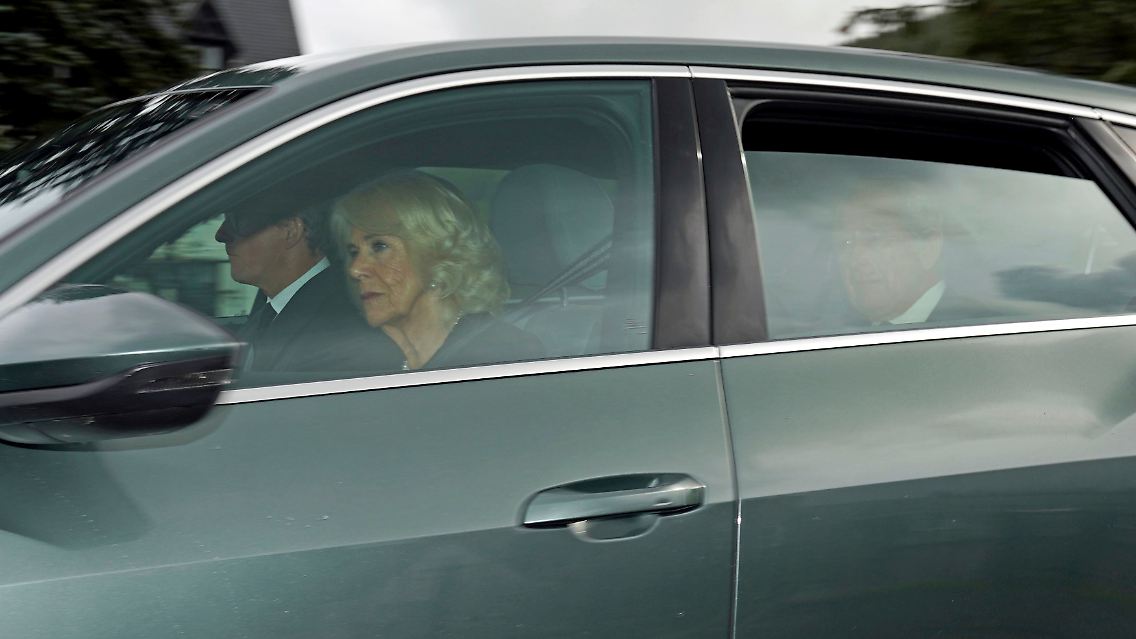 Die Trauer steht Camilla und Charles ins Gesicht geschrieben.