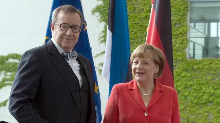 Alle osteuropäischen Länder mit Ausnahme Ungarns hätten vor Nord Stream II gewarnt, sagt Toomas Hendrik Ilves, hier 2015 mit Angela Merkel. "Aber Länder wie Deutschland sagten: Zur Hölle mit ihnen, wir wollen mehr billiges russisches Gas kaufen, damit wir mehr Geld verdienen können."