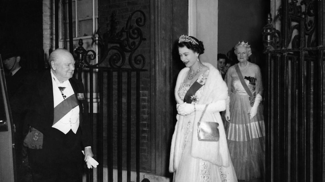 Ein Kavalier alter Schule: Hier hält Churchill der Queen die Autotür auf.