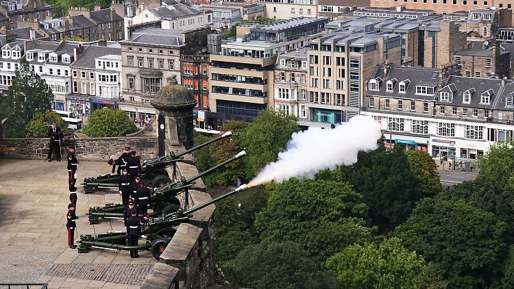 Auch im schottischen Edinburgh wurde mit Salutschüssen der verstorbenen Monarchin gedacht.